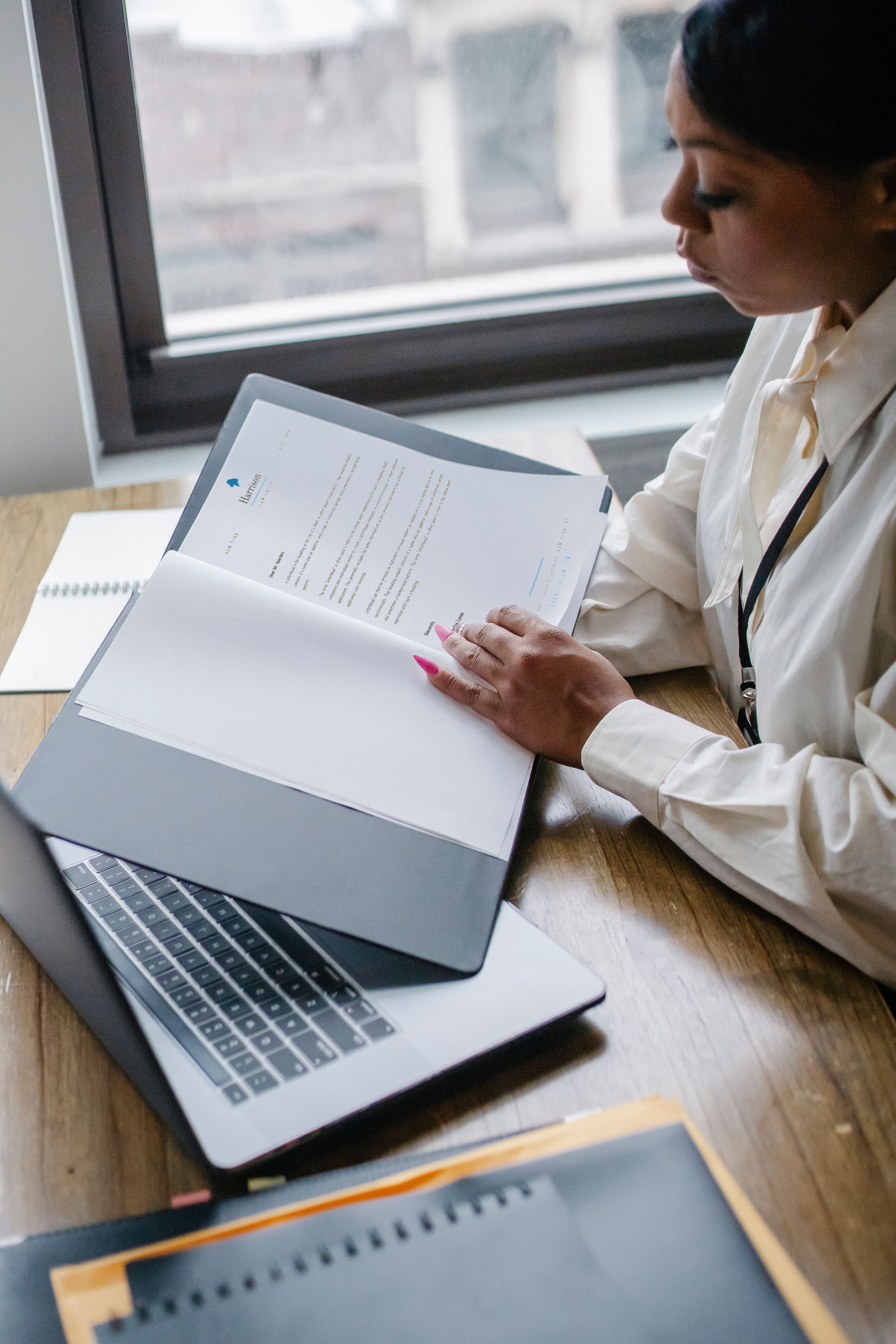 Gestores analisando custos e processos antes de escolher um sistema
